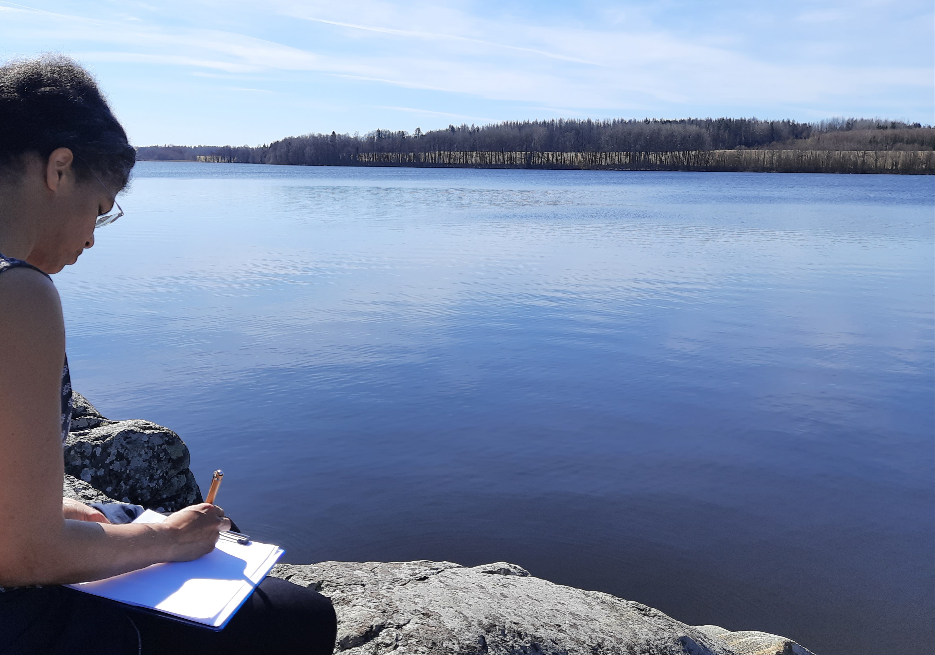 Angela Polyzoides - Arbeit an einem See in Schweden